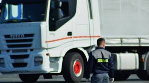 Politistii de frontiera ridicati in urma deschinderilor care au avut loc, miercuri dimineata, la politia de frontiera arad, vamile nadlac 1 si 2, varsand si turnu sunt suspectati ca potrivit acelorasi surse, 13 politisti de frontiera, care au fost monitorizati timp de mai multe luni, sunt suspectati de luare de mita. Aproape 40 De MigranÅ£i DescoperiÅ£i Ascunsi In Sase Camioane La Frontiera Cu Ungaria