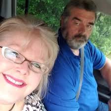 Looks like your classic husband and wife picture.