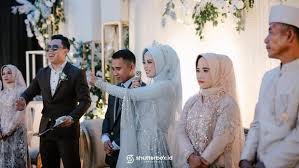 Pengantin lelaki untuk si gadis mp3 & mp4. Viral Pengantin Pria Dijewer Istri Joget Bareng Biduan Di Hari Pernikahan