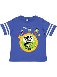 In the same purpose as the previous logo, the logo shows a redesigned dot, along with two new characters, dee and del, doing a certain activity, before the pbs kids circular logo is shown, but dash is in the 1999 design. Dot Del And Dee Running Around Pbs Kids Logo Beach Toddler T Shirt Football Blue And White 3t Walmart Com Walmart Com