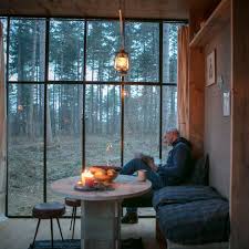 Een Boek Lezen In De Nutchel Cosy Cabin Bij De Grote Stalen Ramen In De Schemering Bij Kaarslicht Stalen Ramen Romantisch Huisje Cabine Interieur