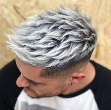 Coupe Courte Pour Homme Brun En Degrade Avec Meches Blanches Sur Le Dessus Manner Frisuren Men Hair Color Mens Hair Colour Thick Hair Styles