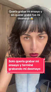 Ines-perado: La Artista Independiente y Su Desmayo