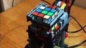 Diese roboter sorgen für das volle ev3 erlebnis und werden durch die bauanleitungen programmieraufgaben und das programmier tool perfekt ergänzt die allesamt in der kostenlosen neuen ev3 programmier app enthalten sind. Ev3 Bauanleitungen Zauberwurfel Weltrekord Beim Losen Des Rubick S Cube Dank Lego