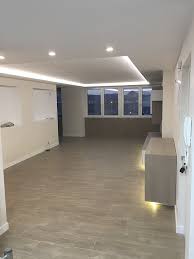 Se trata de luces que se empotran en paredes y techo sin que se vea el relieve. Salon Comedor Moderno Con Luz Led Indirecta En El Techo Luces Decoracion Decoracion De Comedor Plafones
