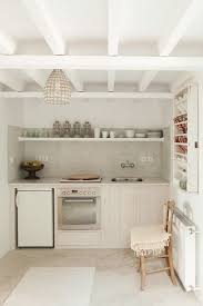 Neutral Small Kitchen Amenagement Petite Cuisine Cuisine De Petit Appartement Maison Grecque