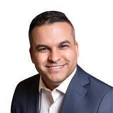 Modelo e influenciador Douglas Reis exibe look ousado no Prêmio Jovem  Brasileiro 2024