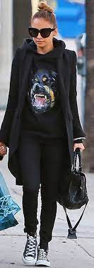 Who Made Nicole Richie S Black Sunglasses Black Sneakers And Dog Print Sweatshirt Casual Winter Outfits Fashion Nicole Richie Style