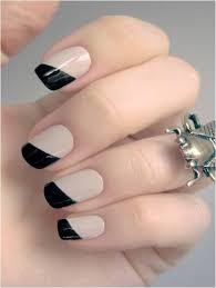 Otra gran colección de imágenes de uñas, en este caso, uñas doradas decoradas con colores como el blanco, rosa, vinotinto, negro, y rojo con mas de 80 diseños hermosos. Unas Beige 2020 Unas2020 Com