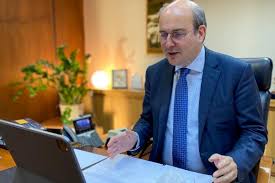 Θεωρείται ο πρώτος που συνέδεσε μεταπολεμικά, με το θεωρητικό και συνθετικό έργο του. Xatzhdakhs Th Deytera 15 2 H Tropologia E8nikh Synta3h Me Anadromika Hmerhsia