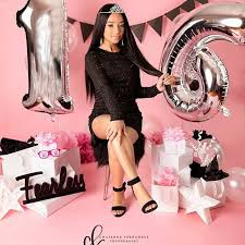 Dresses 18th Birthday Outfit Ideas 2020 Afbeelding Kan Het Volgende Bevatten 1 Persoon Schoenen In 2020 21st Birthday Photoshoot 16th Birthday Outfit Cute Birthday Outfits