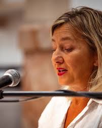 Mezinárodní skupinová výstava Totožnost v Domě umění Ústí nad Labem zkoumá  mechanismy utváření identity v měnícím se světě. Umělci osvětlují osobní i  kolektivní perspektivy, od vzpomínek na vyhnání až po aktuální témata,