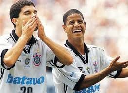 Durante a partida entre internacional x corinthians, o meia argentino do colorado, d'alessandro, se desentendeu com petros, do corinthians, após uma falta de elias e uma confusão generalizada. Onde Estao Os Jogadores Que Defenderam O Corinthians De 2001