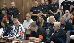 U starostu si prihlásil trvalý pobyt a on mu mal v galante pomôcť zbrojný preukaz vybaviť. Birosag Ele Allitjak A Komaromi Illetosegu Naka Nyomozot Aki A Dunaszerdahelyi Maffianak Dolgozott Www Dunataj Sk