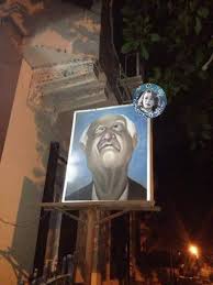 فاكرين " جدو حولان في مسرحية " المتزوجون " 🤍🌸 "جدو حولان هي الصورة  المعلقة على الحائط والتي وصفتها الفنانة شيرين " لينا " وهي بتقول «جدو حولان»؟  هذه الصورة علقت منذ