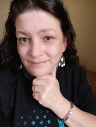 Earrings and necklace outfit ideas with leather pants