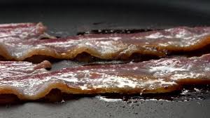 Per preparare i piselli con pancetta in padella, lasciate fondere in un tegame, a fuoco dolce, una noce di burro. Vista Ravvicinata Delle Fette Di Pancetta In Padella Filmati Di Stock Crushpixel