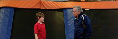 Tiene muchos aliados, sobre todo vera, que siempre intenta. En Guerra Con Mi Abuelo De Niro No Se Cansa Ni Rodeado De Hormonas