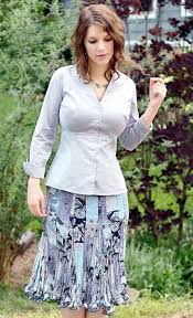 8 Unavoidable Fashion Rules For Big Breasted Women Flattering Outfits Women Curvy Outfits
