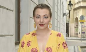 A to když si nahmatala bulku v prsu. Anna Julie Slovackova Podstoupi Dalsi Chemoterapii Idnes Cz