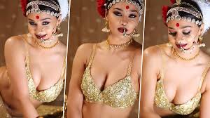 भोजपुरी एक्ट्रेस Namrata Malla ने गोल्डन ब्रा पहनकर कराया ग्लैमरस फोटोशूट  (Watch Video) | LatestLY हिन्दी