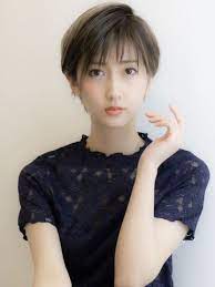 コンパクト ショート 丸顔 20代 30代におすすめオフィス コンサバ ナチュラル エアリー小顔マッシュ ぱっつん前髪 ベージュグレイカラー 白髪染めグレージュ ヘアサロン予約 ozmallビューティ 丸顔 ショート ヘアスタイル 白髪染め