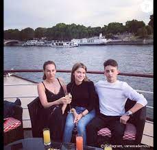 Difficile de tenir le coup sans pouvoir serrer ses proches dans ses bras. Vanessa Demouy Tient La Chandelle Entre Son Fils Et Sa Cherie Purepeople