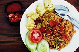Masukkan potongan wortel, kol, daun bawang, dan seledri. 5 Resep Mie Goreng Jawa Terlezat Enak Dicampur Dengan Sambal Kacang