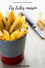 Bien que n'étant pas une inconditionnelle de la frite, il me fallait posséder la meilleure recette de frites au monde ! Frites Maison Recettes Recette Recette Recettes De Cuisine Frites Maison