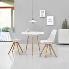 Stühle mit drehbaren sitzschalen aus kunststoff die einen metallfuß haben oder luftige freischwinger sind passende sitzgelegenheiten. En Casa Esstisch Rund Weiss O80cm Mit 2 Real De