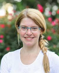 Meet Your Instructor ⭐️ Sarah Hull Sarah, a Certified Iyengar Yoga Teacher  (CIYT), stepped into her first asana class back in 2007 and started  attending Iyengar classes in 2009. Sarah offers classes