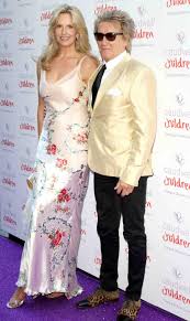 May 02, 2018 · penny lancaster and rod stewart arrive for the music industry trusts award dinner at grosvenor house hotel in central london. Penny Lancaster Rettet Leben