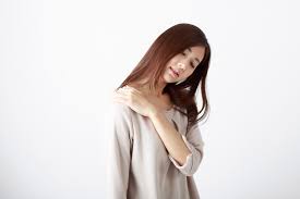 フリー写真] 激しい肩こりに襲われる日本人女性 | パブリックドメインQ：著作権フリー画像素材集