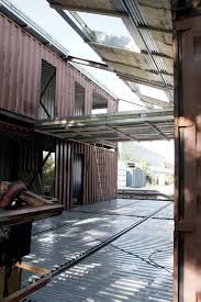 Ces Jolies Maisons 100 Ecologiques Et Solides Ont Ete Realisees Avec De Simples Conteneurs L Avenir Sera Ecolo Contenaire Maison Contener Maison Plans Maison Container