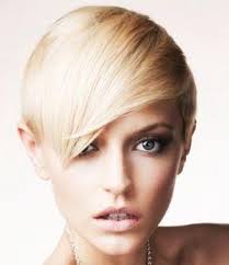 Questo è un taglio moderno, giovane con ciuffo spettinato che cade di lato sulla fronte, la tendenza tagli capelli maschili 2022 predilige pettinature come . Tagli Capelli Corti Moderni Per L Inverno 2012 Paperblog