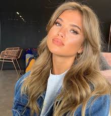 20 Curtain Bangs Hair Styles That Will Make You Want To Schedule A Hair Appointment Asap Days Ins Hair Styles Aesthetic Hair Short Hair Styles