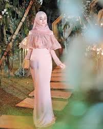 Model baju kondangan sekarang memang paling sangat dibutuhkan. 10 Ide Dress Kondangan Berbahan Satin Mewah Bisa Dibuat Minim Budget