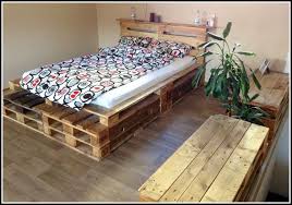 Betten sind unter den palettenmöbeln besonders beliebt und es gibt zahlreiche varianten, wie das palettenbett gestaltet werden kann. Paletten Bett Selber Bauen Ideen