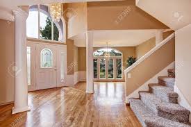 When thinking about packing furniture for a circulate or storage many people think about quilted shifting blankets as a first choice. Schone Eingangshalle Mit Hohen Decken Saulen Und Bogenfenster In Luxus Haus Lizenzfreie Fotos Bilder Und Stock Fotografie Image 30374971