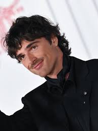 Carlos Alsina resalta la nueva obra de Fernando Aramburu, 'Hijos de la  fábula', una novela adictiva que mezcla sarcasmo y memoria en el País  Vasco. Dos jóvenes vascos, atrapados en una granja