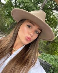 Lindsey Sumner's Instagram, Twitter & Facebook