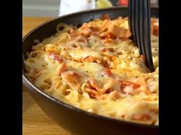 Dacă sunteți la dietă și le faceți cu paste shirataki konjac (de tip dukan, miracle noodles sau orice marca gasiti) atunci cât încă sunt pe foc puneți peste ciuperci pastele și mai lăsați să dea în clocot de câteva ori să se impregneze gustul. Paste Capellini Cu Bacon In Sos De RoÈ™ii È™i Usturoi O CinÄƒ RapidÄƒ È™i GustoasÄƒ Youtube