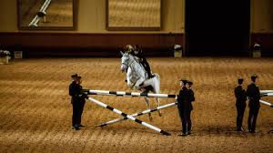 Le cadre noir est une institution dans le monde de l'équitation. Le Cadre Noir De Saumur Site Officiel