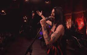 Cazzu rinde un folclórico homenaje a Mercedes Sosa | El Informador