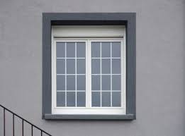 Modernes Pvc Fenster Mit Fensterkreuzen In Grauer Fassade Hausfassade Graue Fassade Fassade Haus