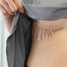 Los tatuajes en el pecho pueden ser realmente extensos, comenzando desde los hombros y llegando hasta la altura de los senos. Lo Que Necesitas Saber Sobre Los Tatuajes Bajo El Pecho