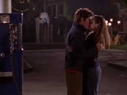 These are baked fresh and frozen once cool to ensure they will be perfect when you are ready to eat them.choose from everything, sesame or plain, or a mixed bag. Jess And Rorys Second First Kiss Gilmore Girl Rory Und Jess Tankstelle