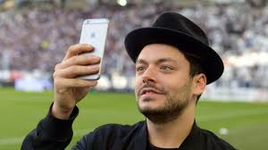 De franse humorist kev adams viert 10 jaar carrière met 'sois 10 ans', een gloednieuwe en verrassende show waarin hij zijn ongelooflijke verhaal vertelt. Kev Adams Fete Ses 10 Ans De Scene Avec Un Nouveau Spectacle