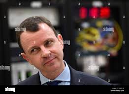 Bruce Warrington, directeur général de la métrologie physique à l'Institut  national de mesure, répond à une question sur le saut en deuxième à  l'horloge atomique de Sydney, mercredi, 1 juillet 2015. Un