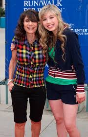 A continuación les presentaremos solo unas de las imágenes mas candentes de jennette mccurdy. Jennette Mccurdy S Mom Died Debra Mccurdy Dead After 17 Year Cancer Battle Hollywood Life